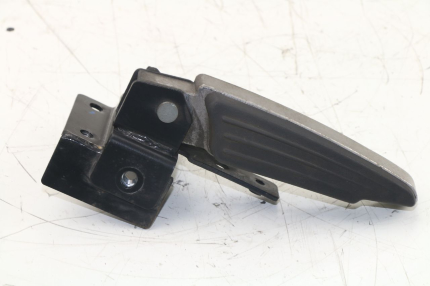 photo de CALE PIED ARRIERE DROIT PEUGEOT SATELIS 125 (2013 - 2018)