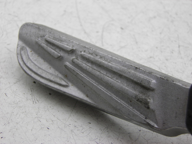 photo de CALE PIED ARRIERE DROIT PEUGEOT TWEET 125 (2010 - 2017) - Autre angle de vue