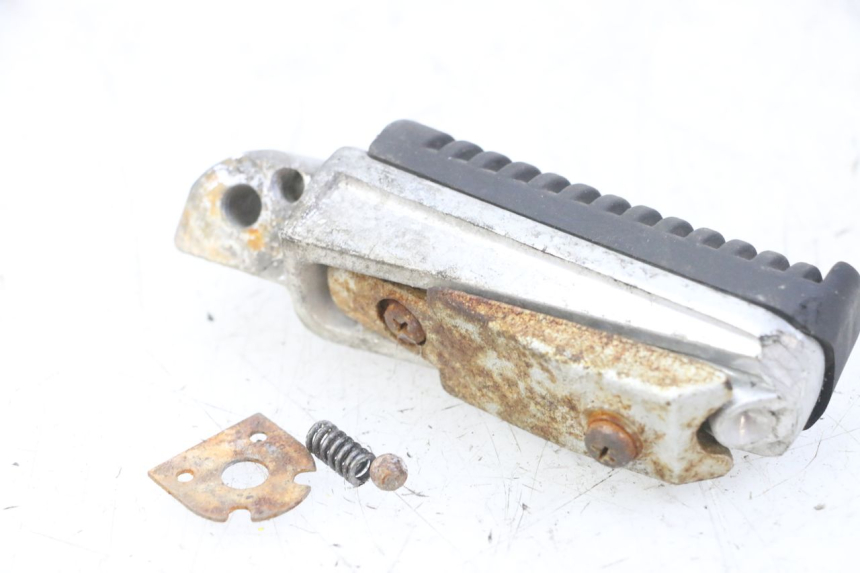 photo de CALE PIED ARRIERE DROIT YAMAHA XJ6 ABS 600 (2008 - 2016)