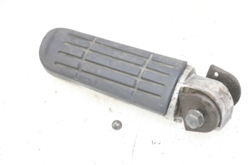 photo de CALE PIED ARRIERE DROIT YAMAHA FZS FAZER 600 (2001 - 2003)