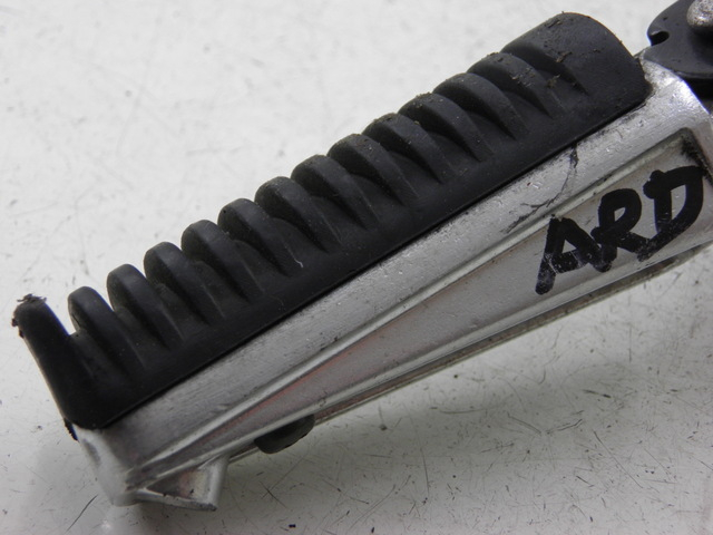 photo de CALE PIED ARRIERE DROIT YAMAHA XMAX X-MAX 125 (2006 - 2009)