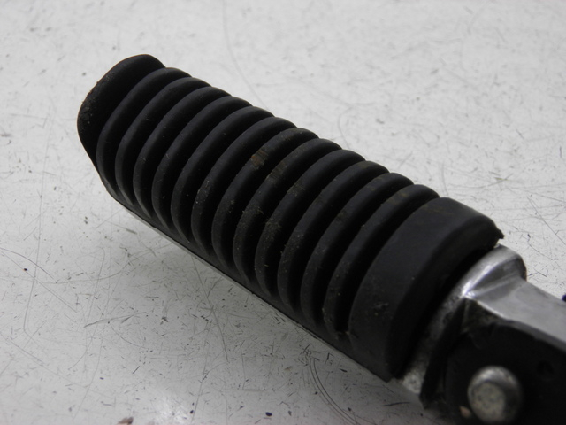 photo de CALE PIED ARRIERE DROIT YAMAHA XMAX X-MAX 125 (2006 - 2009)