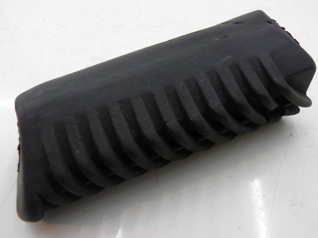 photo de CALE PIED ARRIERE GAUCHE APRILIA LEONARDO ST 250 (2002 - 2005) - Autre angle de vue