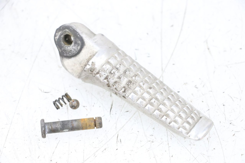 photo de CALE PIED ARRIERE GAUCHE SUZUKI GSXR GSX-R 1000 (2003 - 2004) - Vue principale