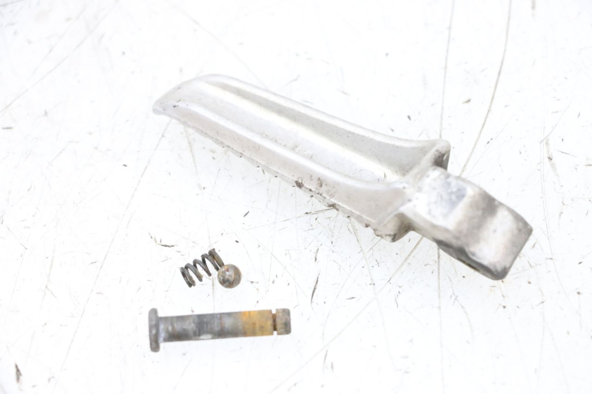 photo de CALE PIED ARRIERE GAUCHE SUZUKI GSXR GSX-R 1000 (2003 - 2004) - Autre angle de vue