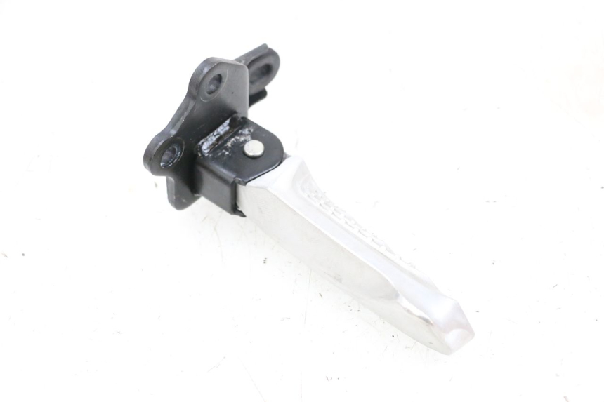 photo de CALE PIED ARRIERE GAUCHE YAMAHA NEO'S CORE 1 (2022 - 2026) - Gros plan technique