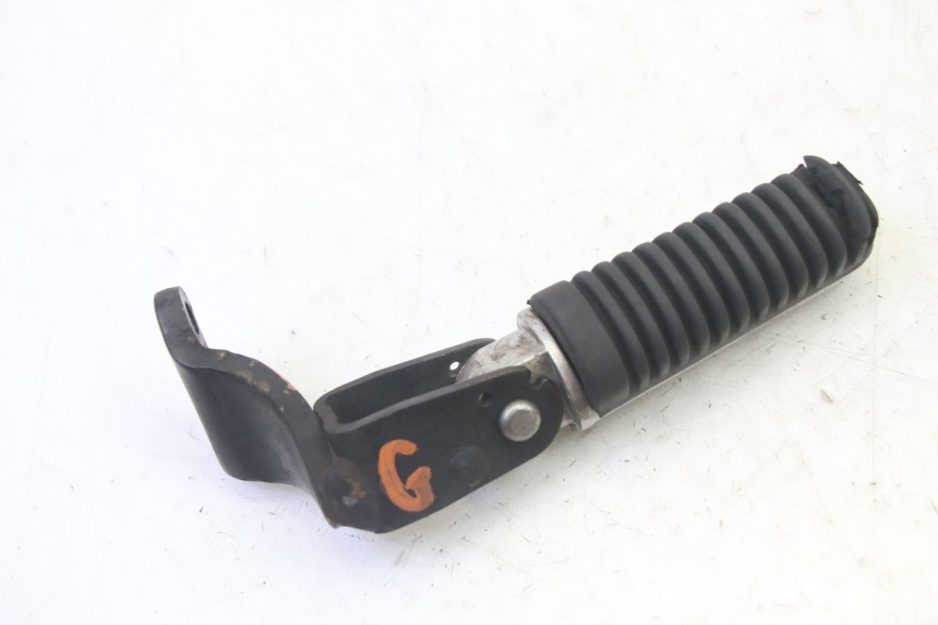 photo de CALE PIED ARRIERE GAUCHE YAMAHA X-MAX XMAX 250 (2006 - 2009)