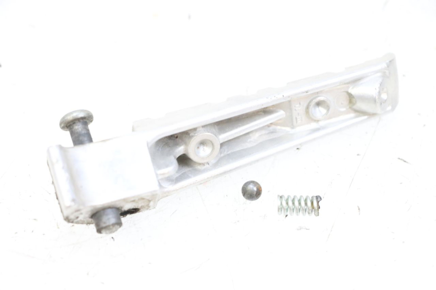 photo de CALE PIED ARRIERE GAUCHE YAMAHA X-MAX XMAX 125 (2010 - 2013) - Autre angle de vue