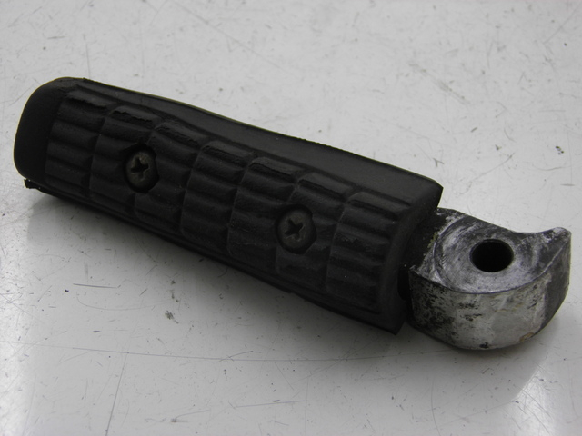 photo de CALE PIED ARRIERE GAUCHE YAMAHA XJS DIVERSION 600 (1997 - 1999) - Détail de la pièce
