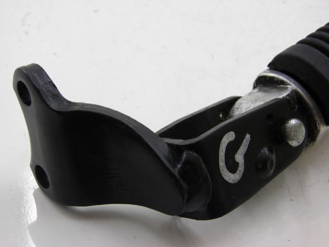 photo de CALE PIED ARRIERE GAUCHE YAMAHA XMAX X-MAX 125 (2006 - 2009)