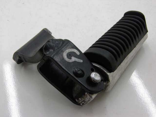 photo de CALE PIED ARRIERE GAUCHE YAMAHA XMAX X-MAX 125 (2006 - 2009)