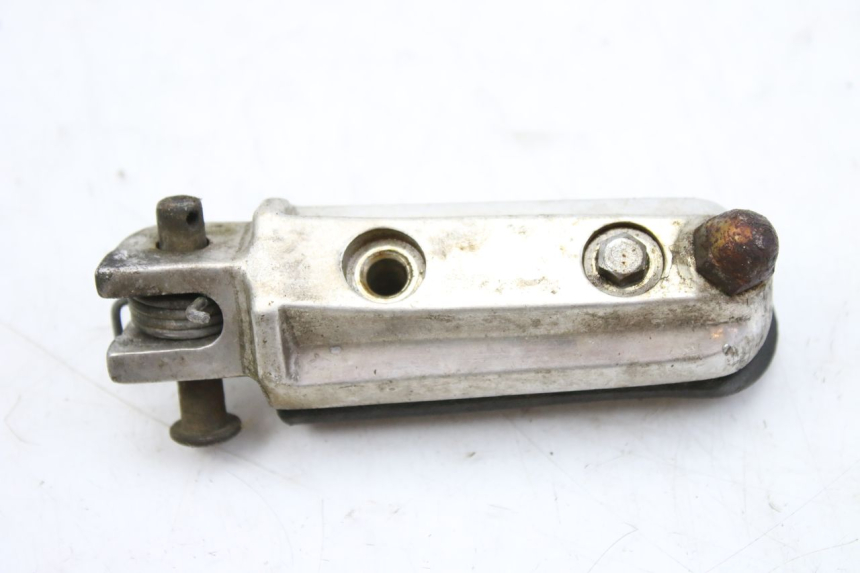 photo de CALE PIED AVANT DROIT HONDA CBF 500 (2004 - 2007)