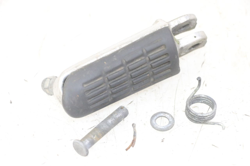 photo de CALE PIED AVANT DROIT HONDA CBF 500 (2004 - 2007)