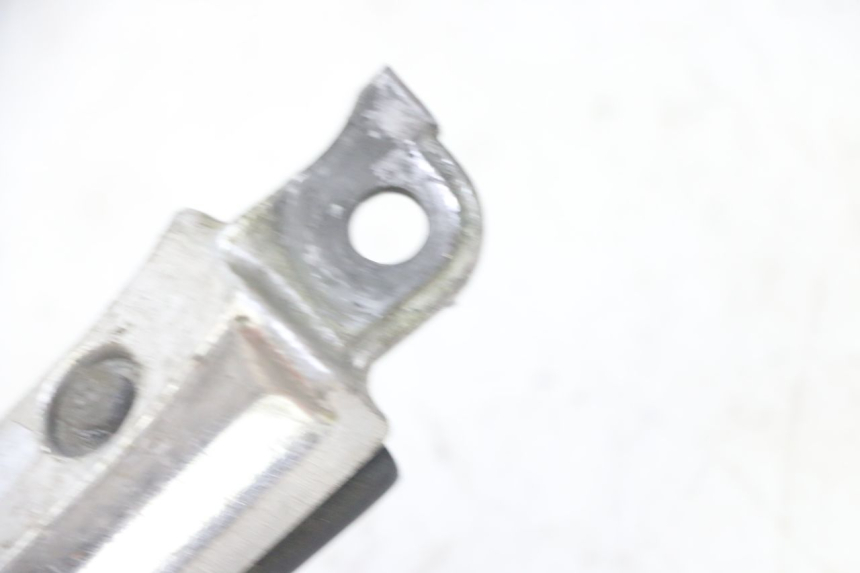 photo de CALE PIED AVANT DROIT HONDA CBF 500 (2004 - 2007)