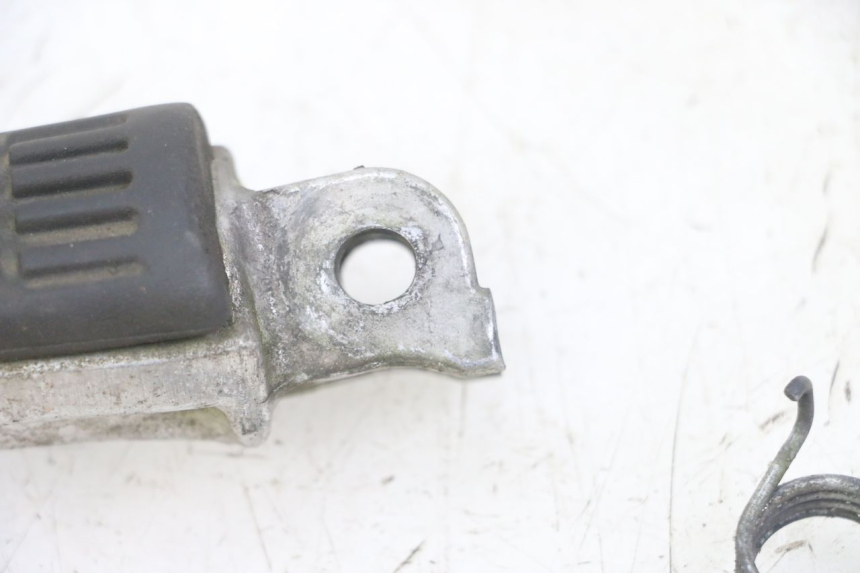 photo de CALE PIED AVANT DROIT HONDA CBF 500 (2004 - 2007)