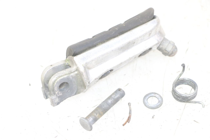photo de CALE PIED AVANT DROIT HONDA CBF 500 (2004 - 2007)