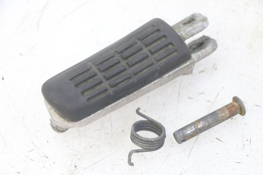 photo de CALE PIED AVANT GAUCHE HONDA CBF 500 (2004 - 2007)