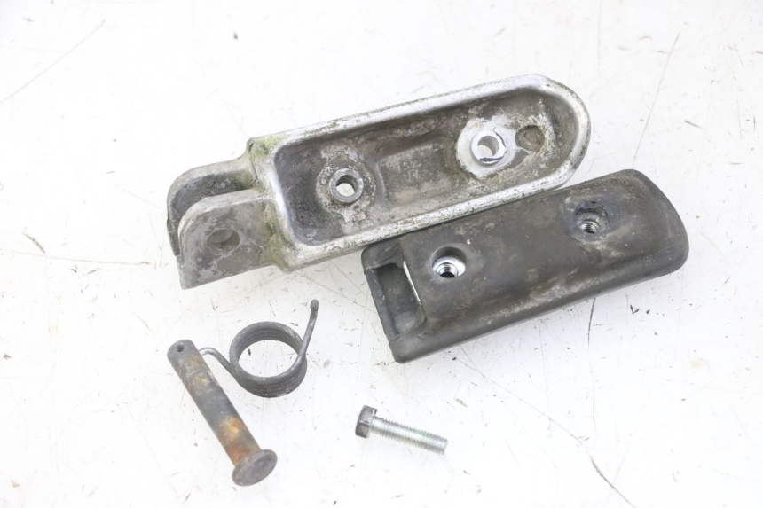 photo de CALE PIED AVANT GAUCHE HONDA CBF 500 (2004 - 2007)