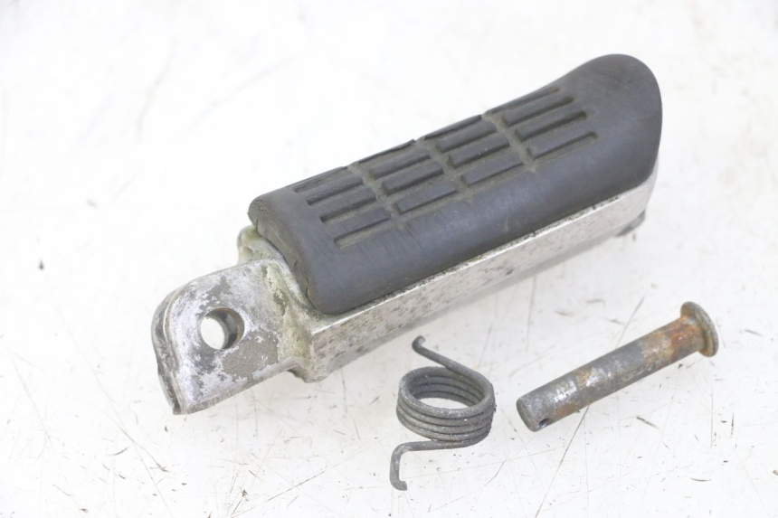 photo de CALE PIED AVANT GAUCHE HONDA CBF 500 (2004 - 2007)