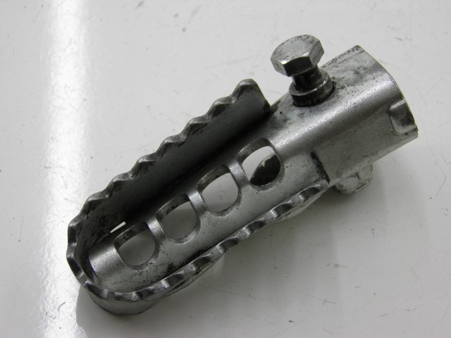 photo de CALE PIED AVANT GAUCHE DERBI SENDA SM DRD 50 (2008 - 2013) - Vue principale