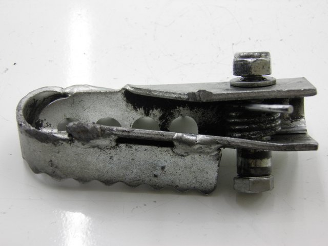 photo de CALE PIED AVANT GAUCHE DERBI SENDA SM DRD 50 (2008 - 2013) - Gros plan technique