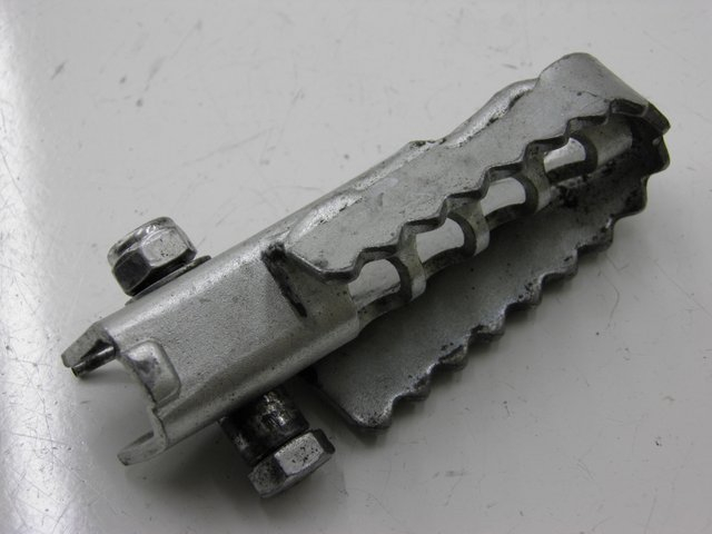 photo de CALE PIED AVANT GAUCHE DERBI SENDA SM DRD 50 (2008 - 2013) - Vue d’ensemble