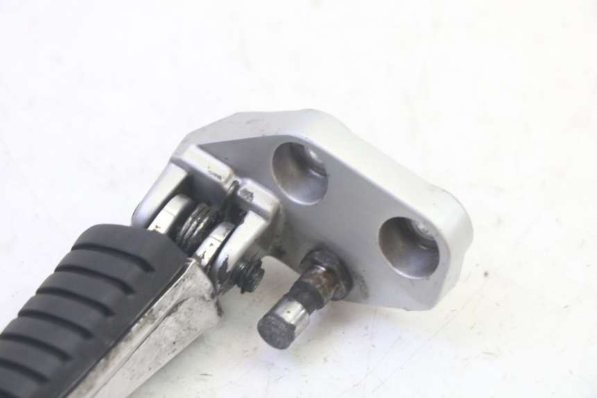photo de CALE PIED AVANT GAUCHE SUZUKI DL V STROM 1000 (2002 - 2007) - Zoom état d’usage