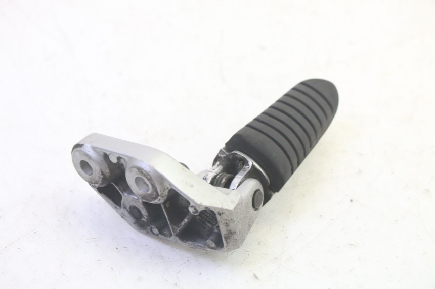 photo de CALE PIED AVANT GAUCHE SUZUKI DL V STROM 1000 (2002 - 2007) - Gros plan technique