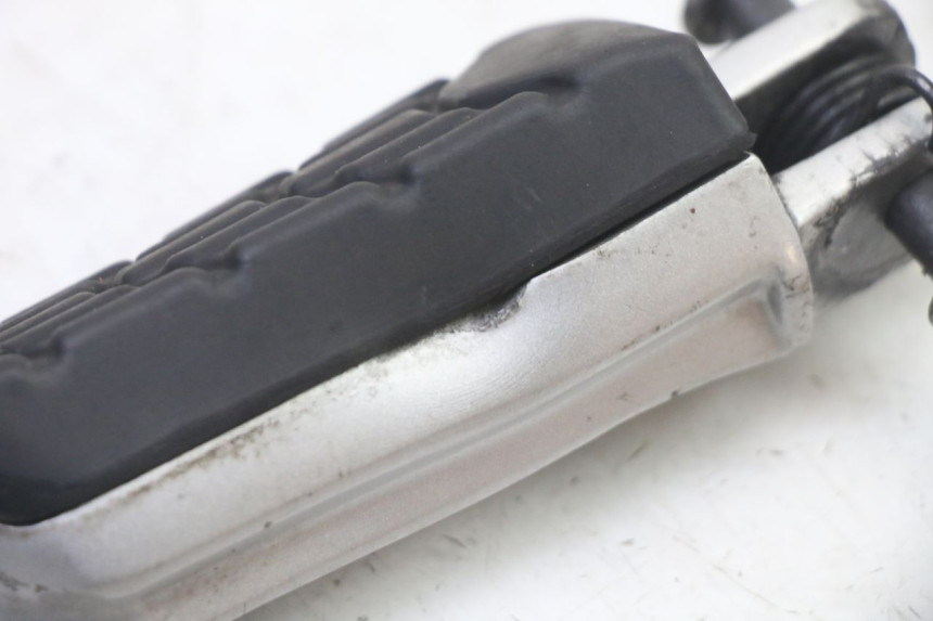 photo de CALE PIED AVANT GAUCHE BMW G310 R 310 (2016 - 2020)