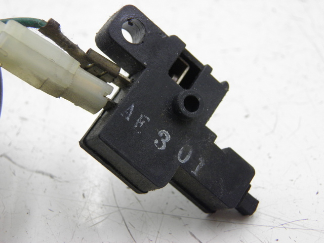 photo de CAPTEUR OUVERTURE SELLE HONDA FES PANTHEON 125 (2003 - 2007) - Détail de la pièce