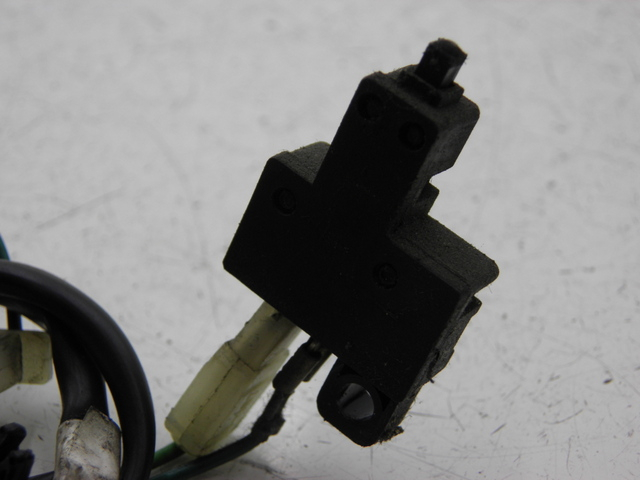 photo de CAPTEUR OUVERTURE SELLE HONDA FES PANTHEON 125 (2003 - 2007) - Gros plan technique