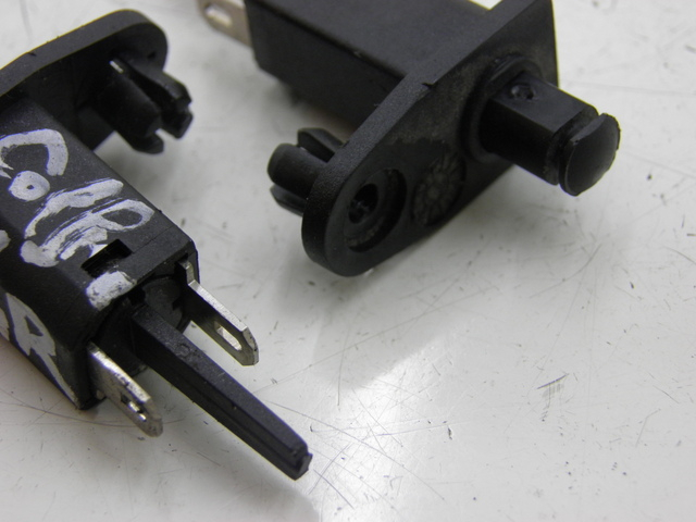 photo de CAPTEUR OUVERTURE SELLE PIAGGIO XEVO - X EVO 125 (2010 - 2015) - Détail de la pièce