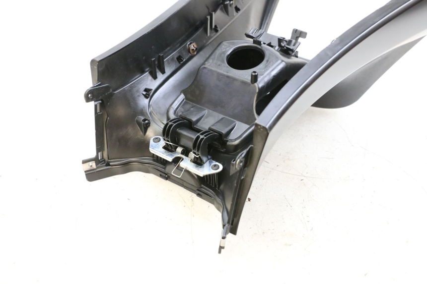 photo de CARENAGE RESERVOIR PIAGGIO MP3 HPE 350 (2018 - 2020) - Points de fixation