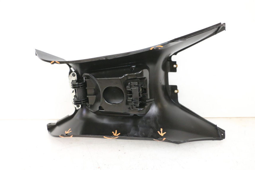 photo de CARENAGE RESERVOIR PIAGGIO MP3 HPE 300 (2019 - 2026) - Gros plan technique