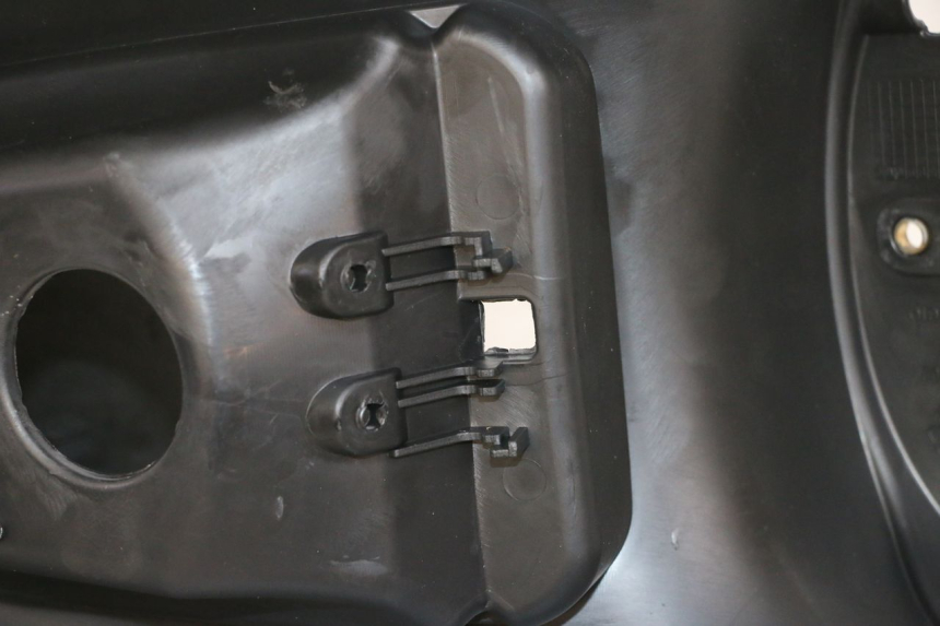 photo de CARENAGE RESERVOIR PIAGGIO MP3 RL 250 (2007 - 2010) - Gros plan technique