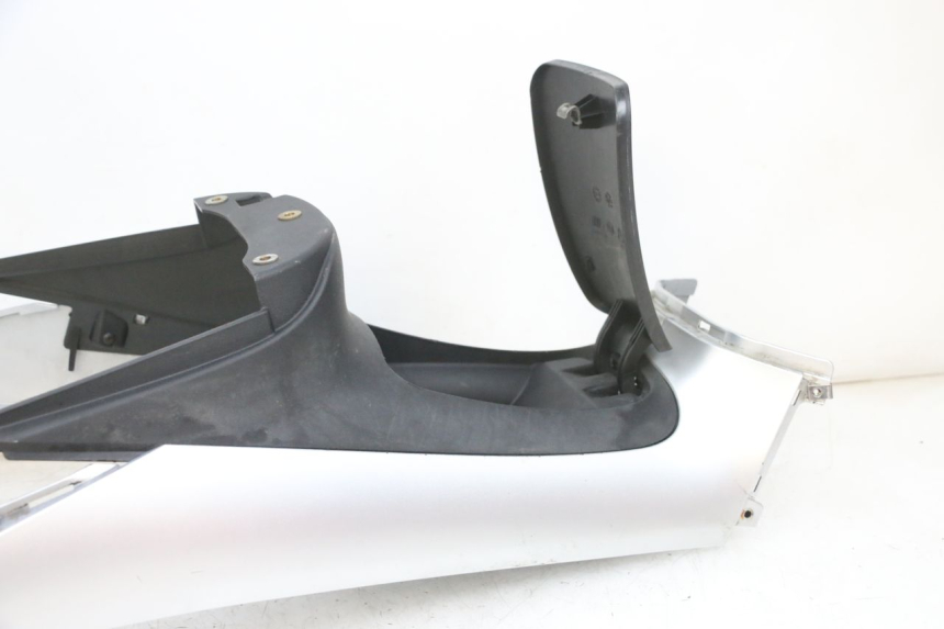 photo de CARENAGE RESERVOIR PIAGGIO MP3 RL 250 (2007 - 2010) - État de surface