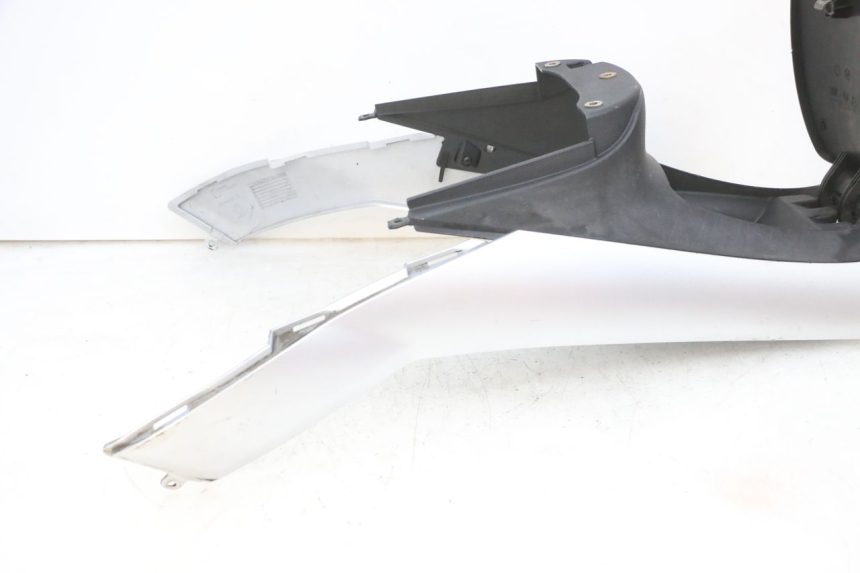 photo de CARENAGE RESERVOIR PIAGGIO MP3 RL 250 (2007 - 2010) - Marquages et références