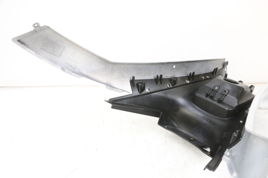 photo de CARENAGE RESERVOIR PIAGGIO MP3 RL 250 (2007 - 2010) - Autre angle de vue