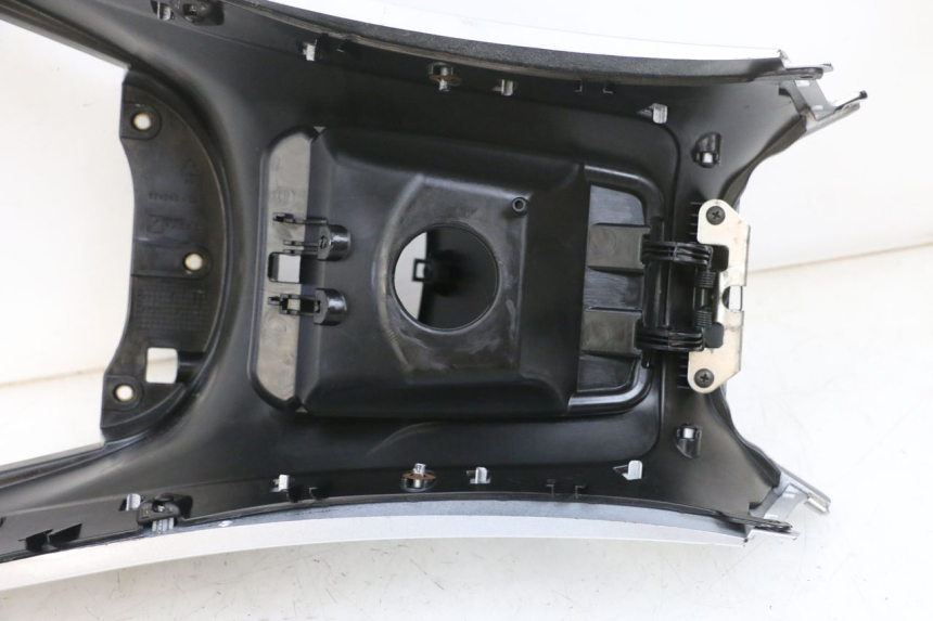 photo de CARENAGE RESERVOIR PIAGGIO MP3 RL 250 (2007 - 2010) - Gros plan technique