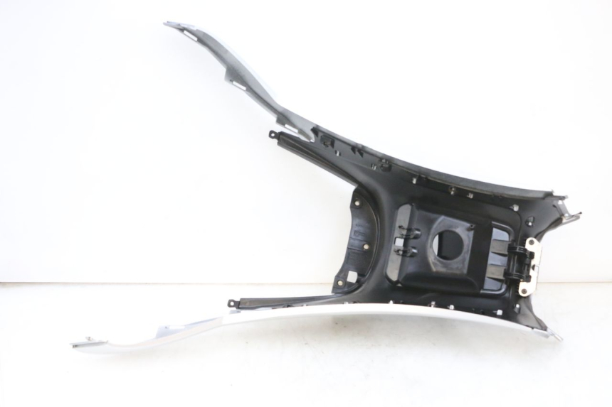 photo de CARENAGE RESERVOIR PIAGGIO MP3 RL 250 (2007 - 2010) - Vue d’ensemble