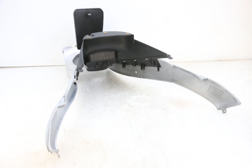 photo de CARENAGE RESERVOIR PIAGGIO MP3 RL 250 (2007 - 2010) - Points de fixation