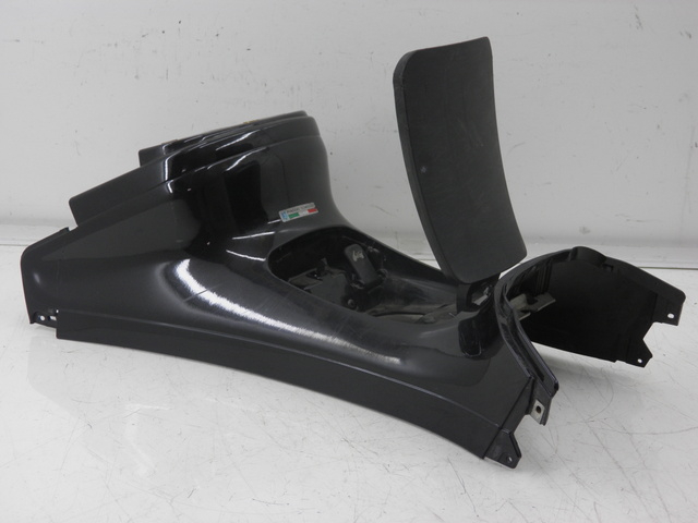 photo de CARENAGE RESERVOIR PIAGGIO XEVO - X EVO 125 (2010 - 2015) - Vue principale