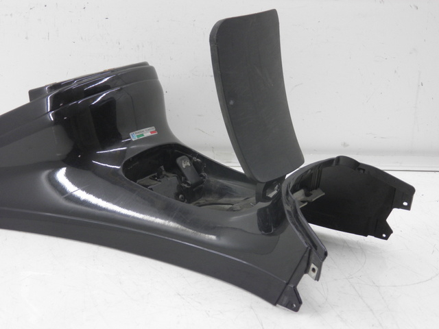 photo de CARENAGE RESERVOIR PIAGGIO XEVO - X EVO 125 (2010 - 2015) - Détail de la pièce