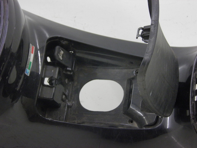 photo de CARENAGE RESERVOIR PIAGGIO XEVO - X EVO 125 (2010 - 2015) - Points de fixation