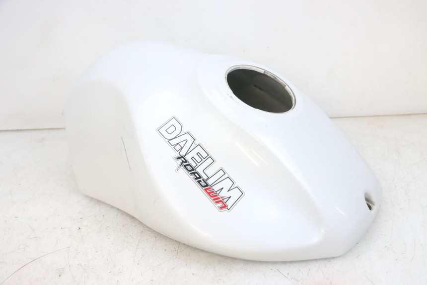 photo de CARENAGE RESERVOIR DAELIM VJ ROADWIN FI 125 (2008 - 2017) - Autre angle de vue