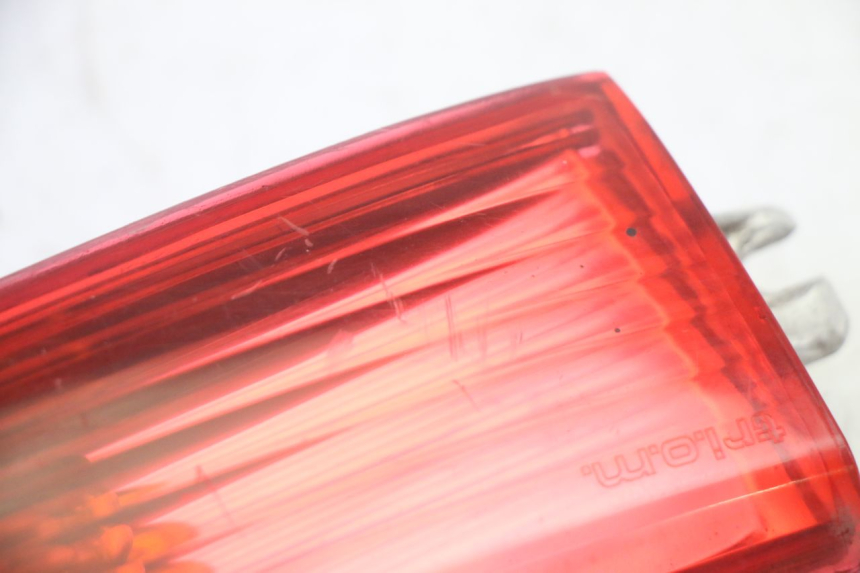 photo de CLIGNOTANT ARRIERE DROIT PIAGGIO X8 125 (2004 - 2007) - Gros plan technique