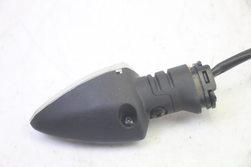 photo de CLIGNOTANT ARRIERE GAUCHE YAMAHA TRICITY 300 (2020 - 2024) - Gros plan technique