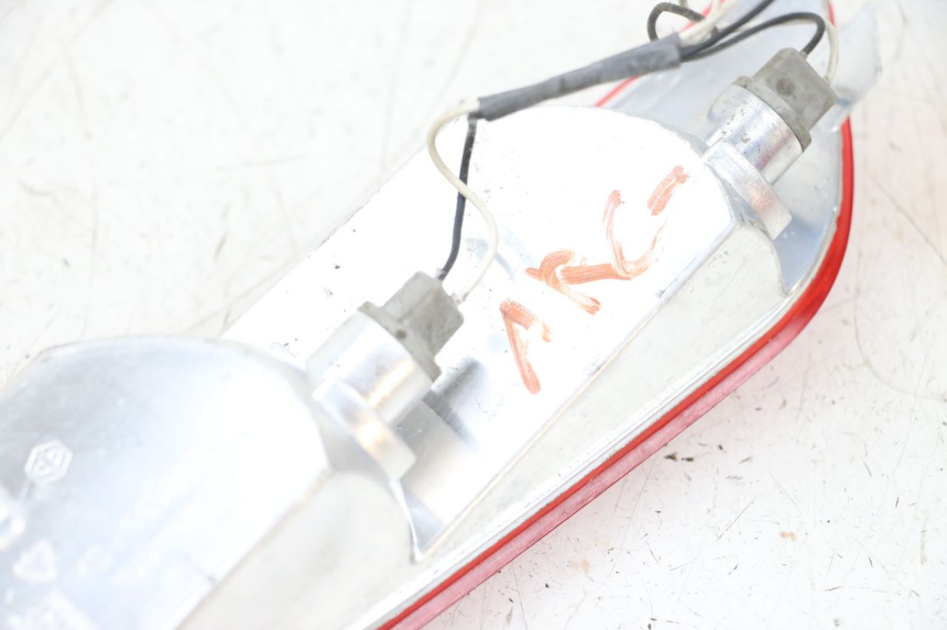 photo de CLIGNOTANT ARRIERE GAUCHE PIAGGIO X8 125 (2004 - 2007) - Gros plan technique