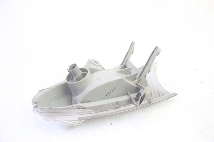 photo de CLIGNOTANT AVANT DROIT SUZUKI BURGMAN 125 (2007 - 2014) - Gros plan technique