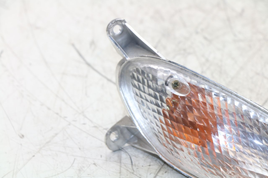 photo de CLIGNOTANT AVANT DROIT KYMCO SPACER 50 (1998 - 2009) - Gros plan technique